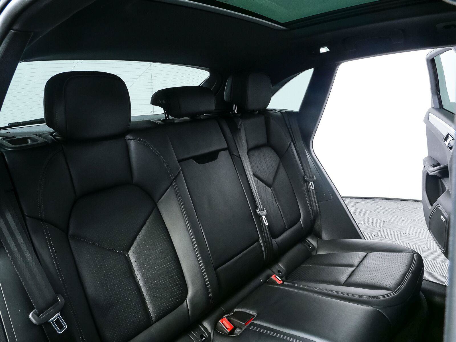 Certified 2025 Porsche Macan Turbo AWD/4WD image 24