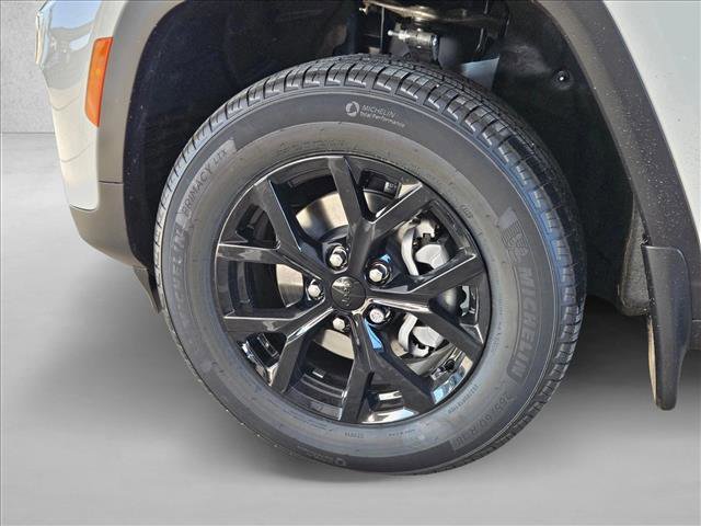New 2025 Jeep Grand Cherokee Altitude w/ MOPAR Finishing Package image 10