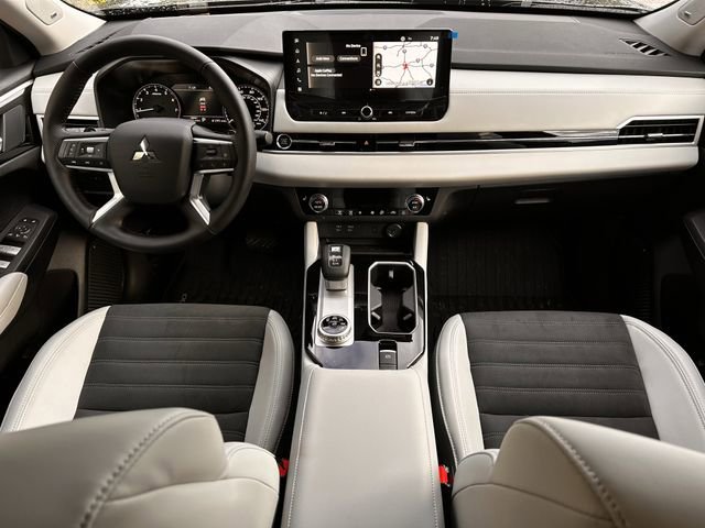 Used 2026 Mitsubishi Outlander SE image 12
