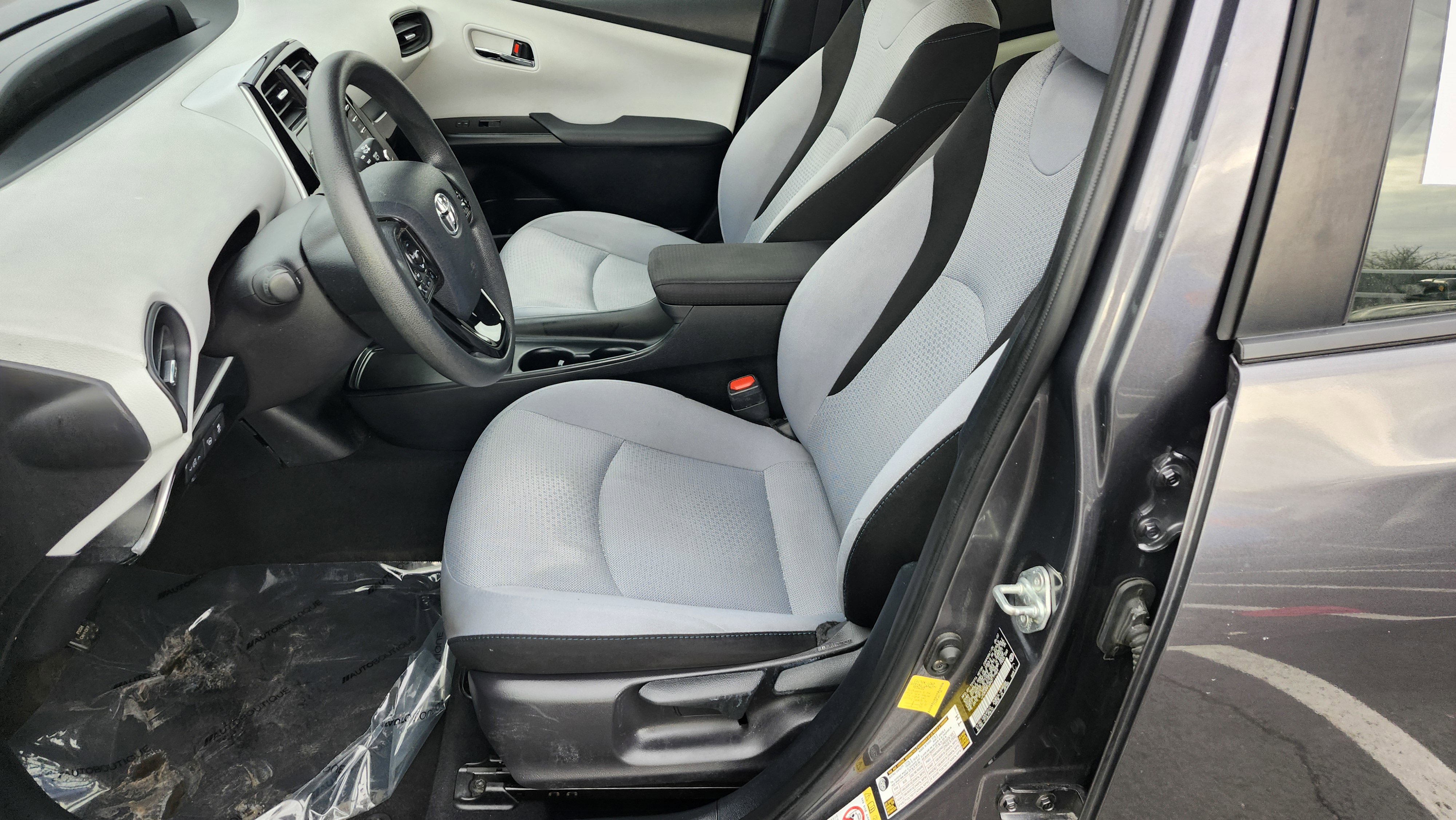 Used 2022 Toyota Prius LE image 23