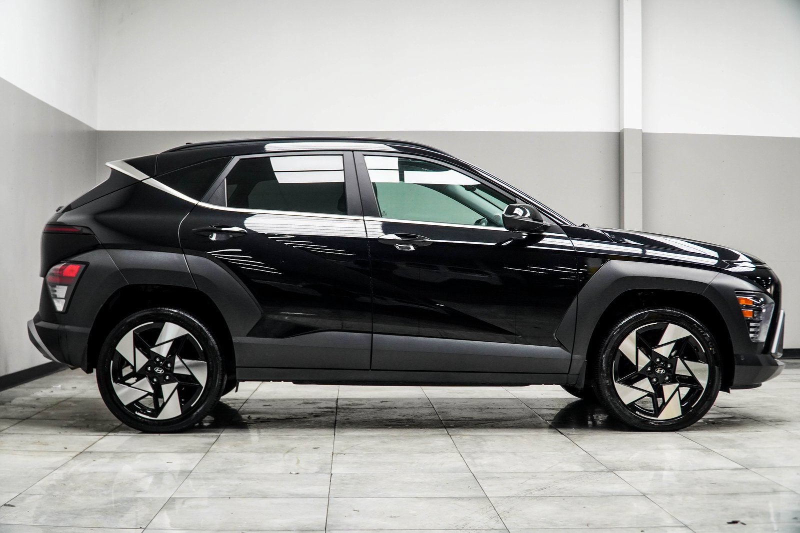 Used 2024 Hyundai Kona Limited AWD/4WD image 8