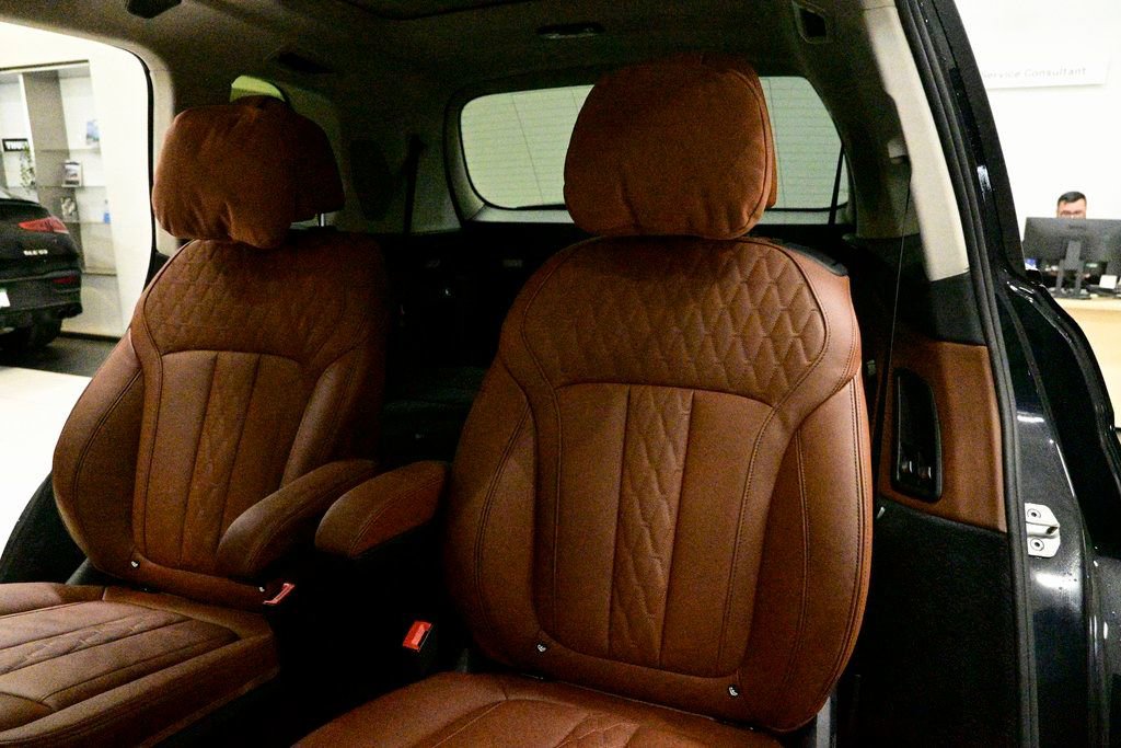 Used 2025 BMW X7 M60i image 16