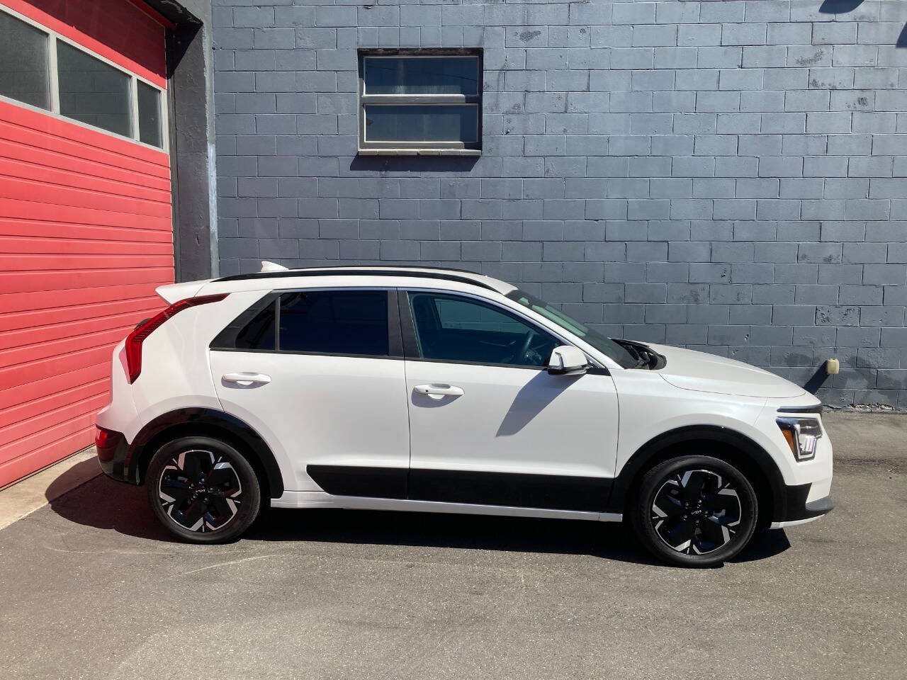Used 2024 Kia Niro Wind w/ Wind Preserve Package FWD image 2