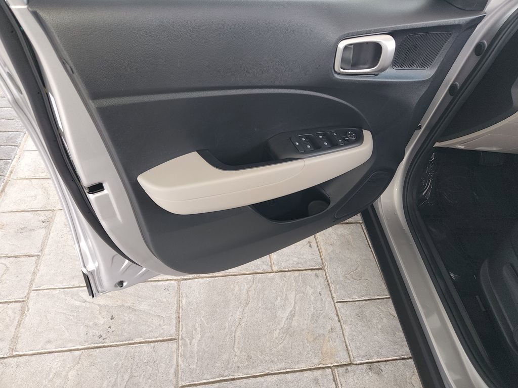 Used 2025 Hyundai Venue SEL image 28