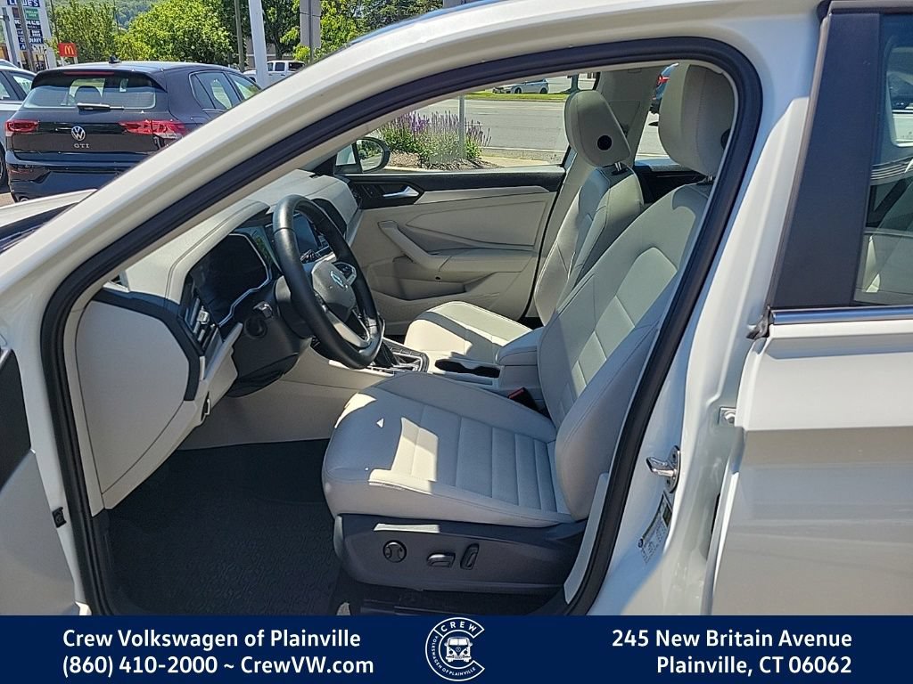 Certified 2024 Volkswagen Jetta SE w/ Panoramic Sunroof Package FWD image 15