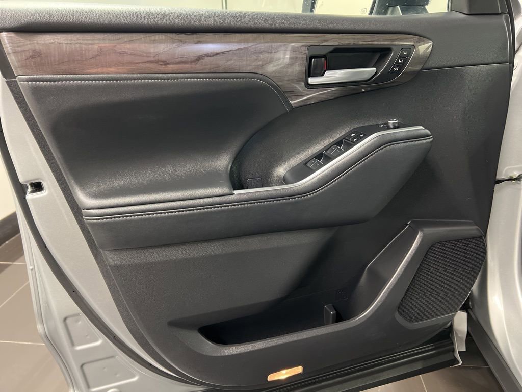 Used 2024 Toyota Highlander Platinum image 31