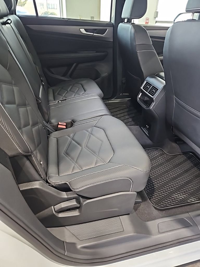 Used 2025 Volkswagen Atlas Cross Sport SE image 17