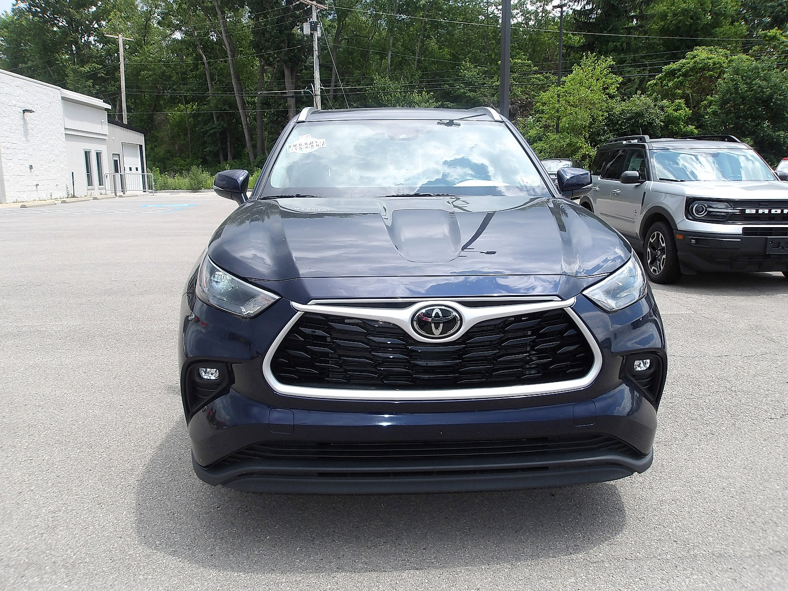 Used 2024 Toyota Highlander AWD image 2