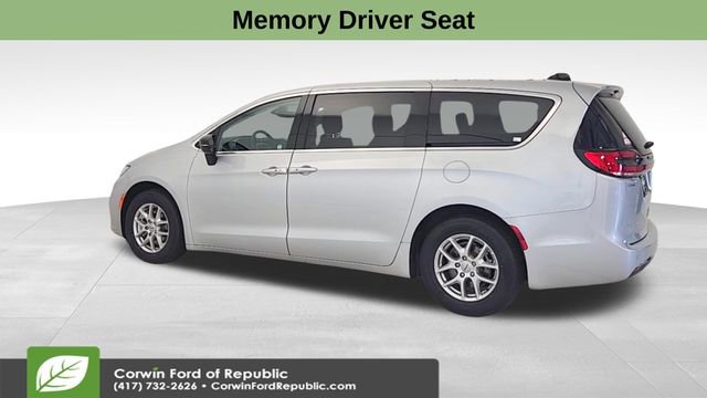 Used 2024 Chrysler Pacifica Touring-L image 5