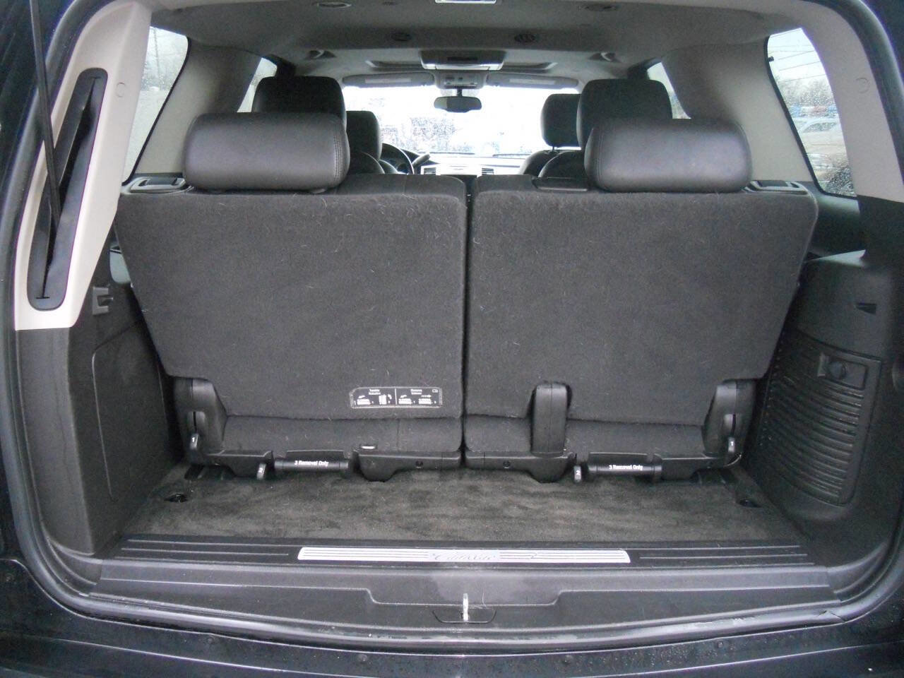 Used 2011 Cadillac Escalade Luxury image 23