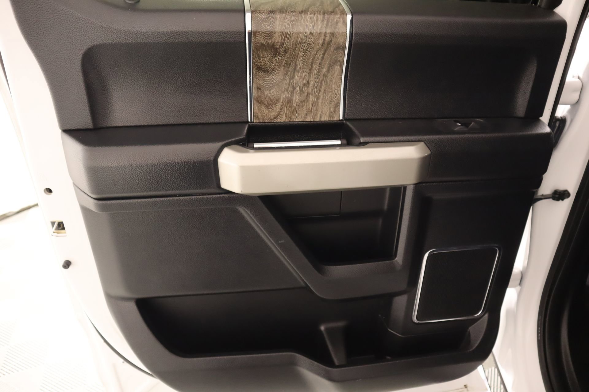 Used 2017 Ford F250 Lariat w/ Chrome Package image 16