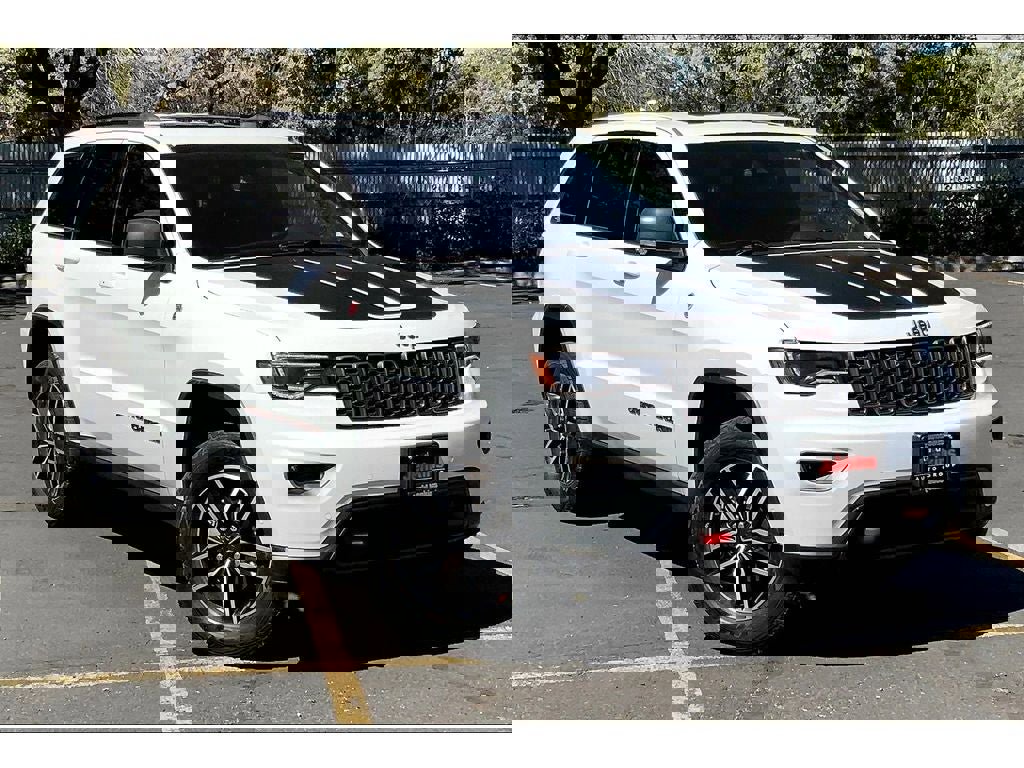 Used 2020 Jeep Grand Cherokee Trailhawk w/ Premium Lighting Group image 2