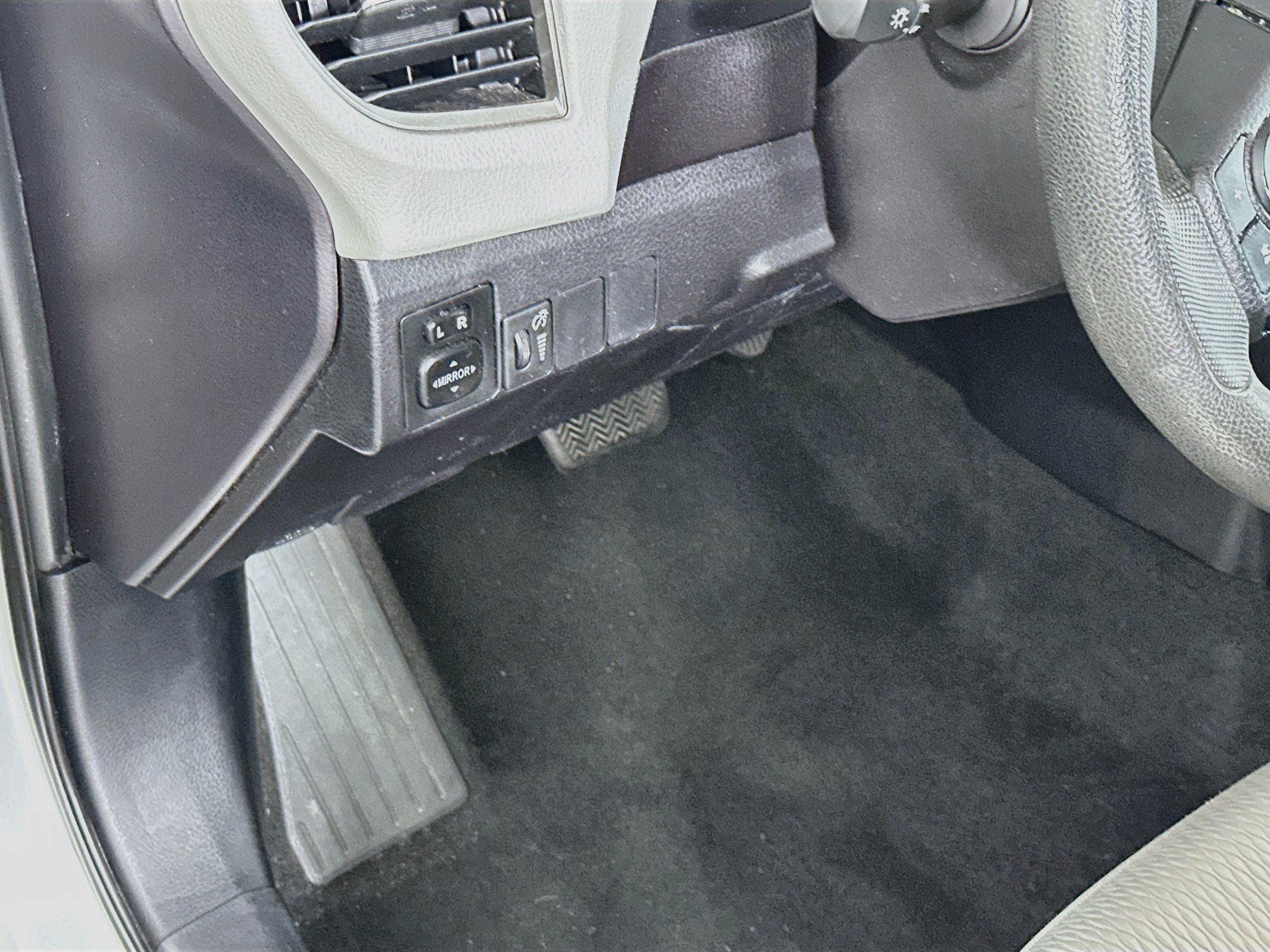 Used 2015 Toyota Corolla LE FWD image 16