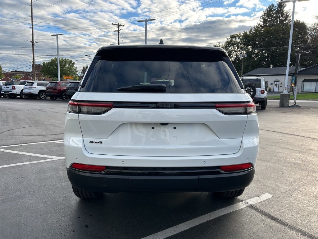 New 2025 Jeep Grand Cherokee Altitude AWD/4WD image 4