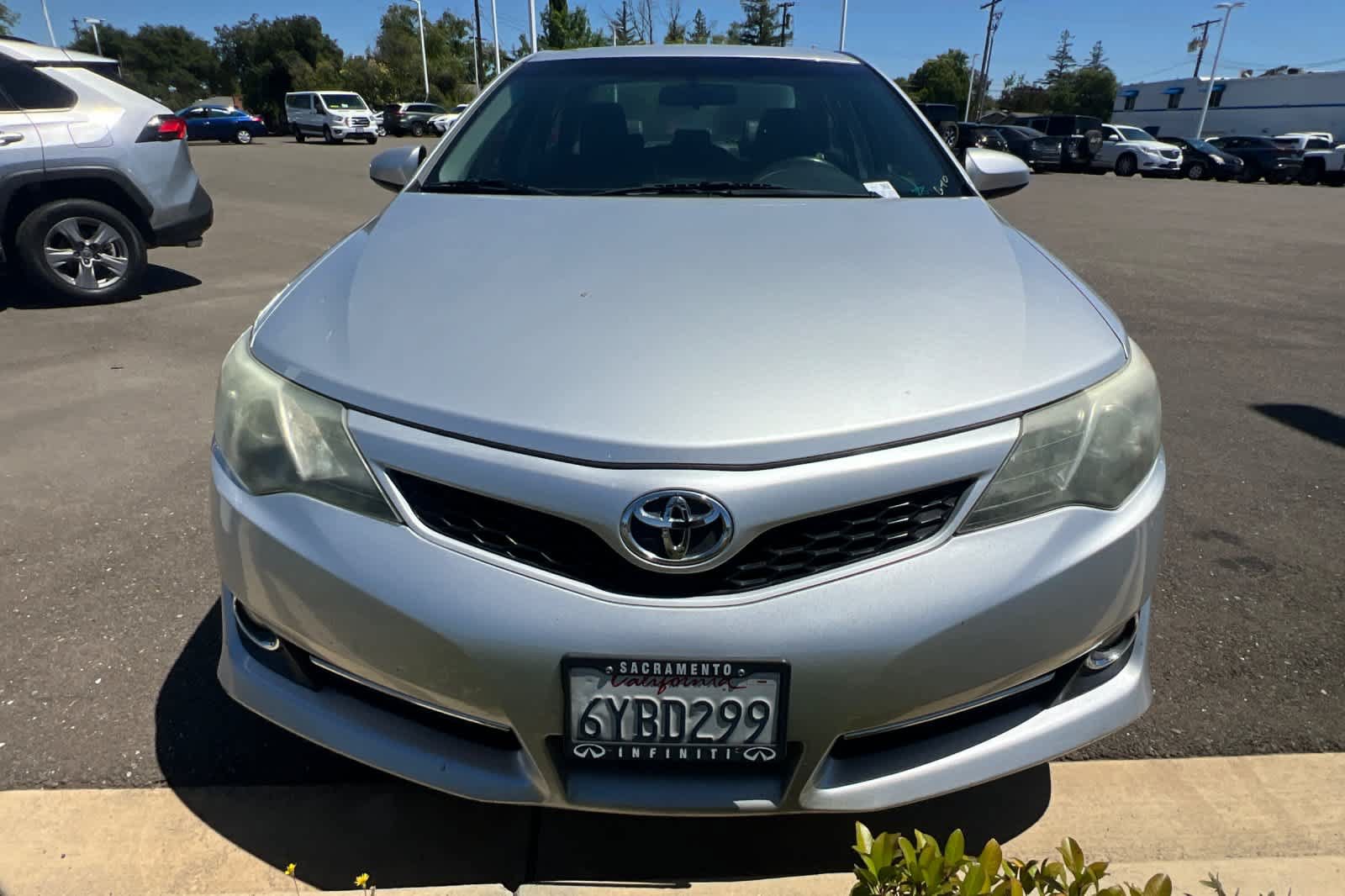 Used 2012 Toyota Camry SE FWD image 2