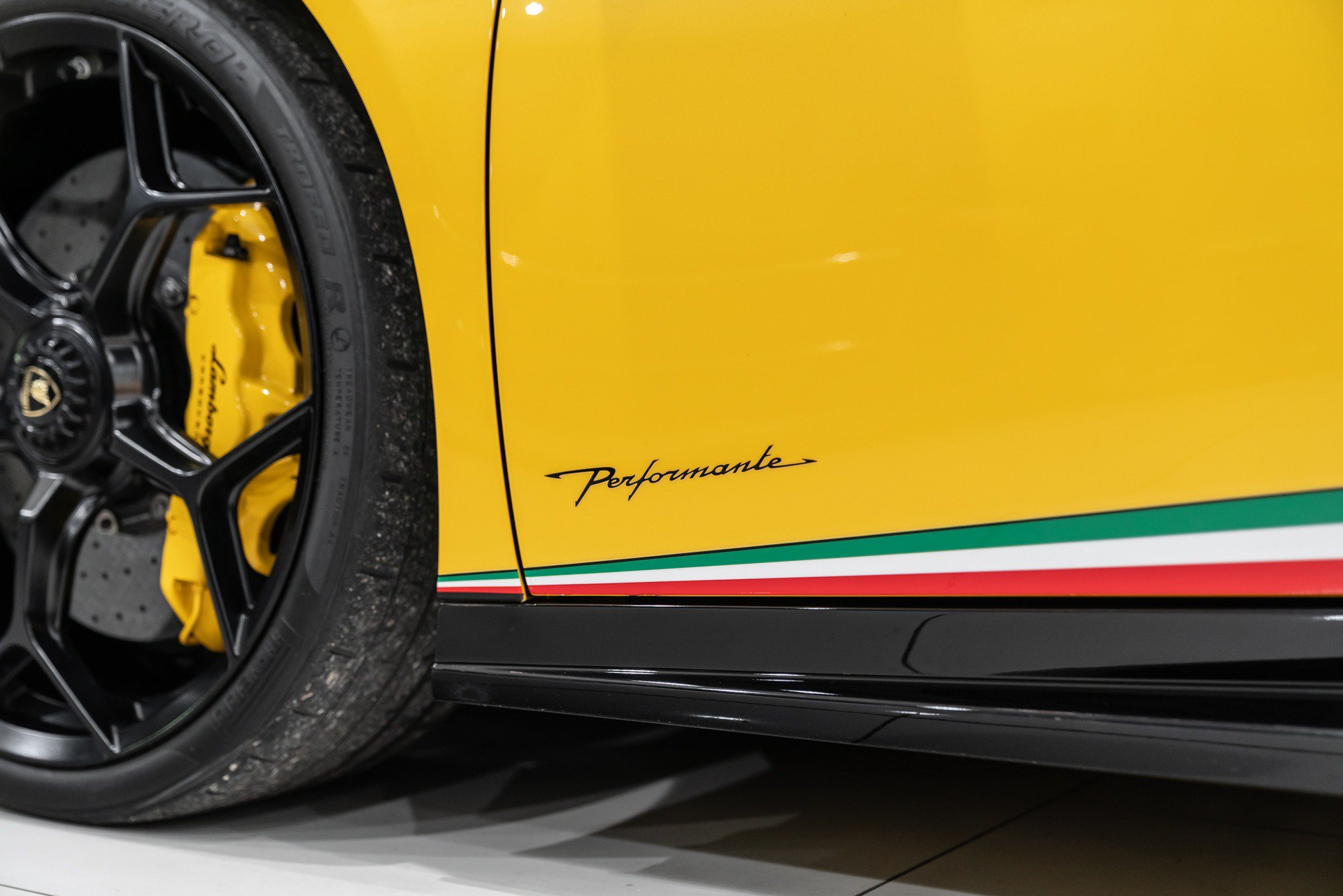 Used 2018 Lamborghini Huracan Performante AWD/4WD image 29