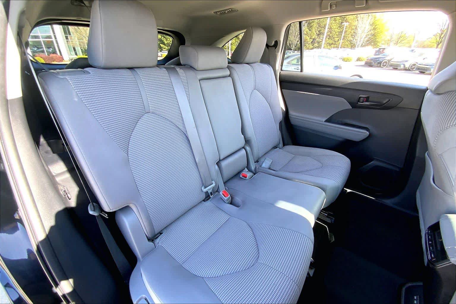 Used 2023 Toyota Highlander LE AWD/4WD image 33