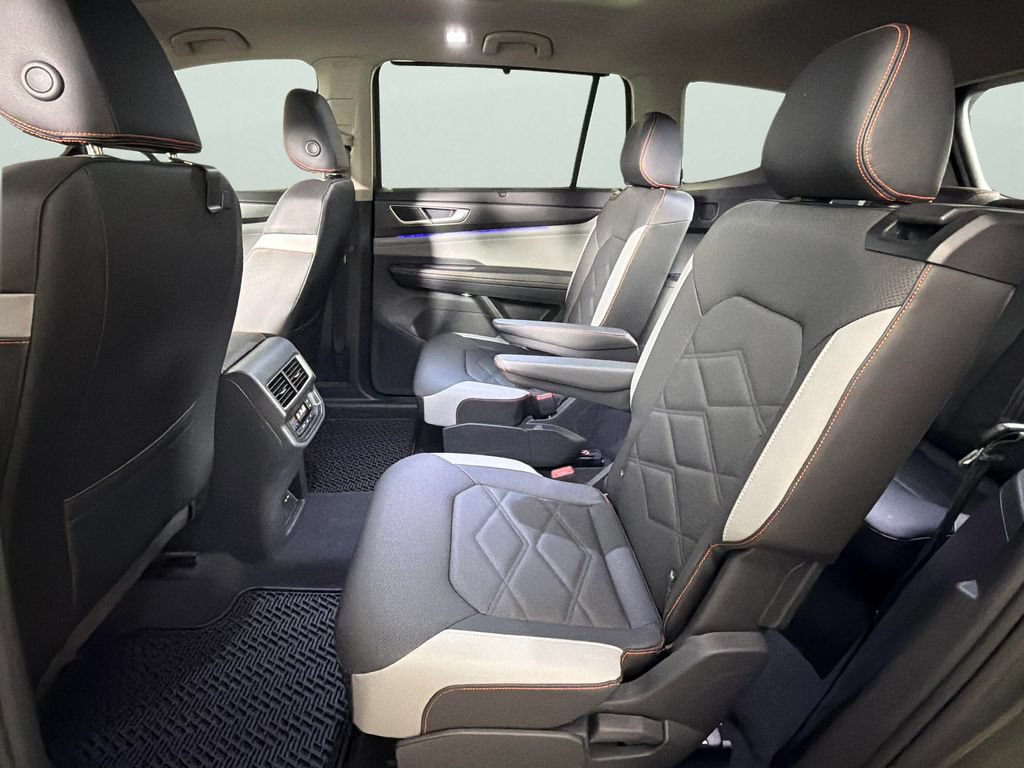 Used 2025 Volkswagen Atlas Peak Edition SE AWD/4WD image 28