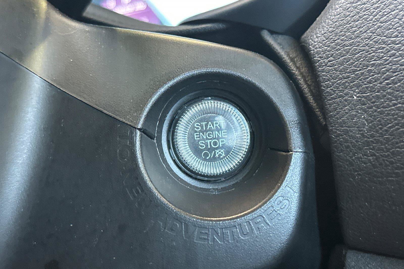 Certified 2023 Jeep Renegade Latitude AWD/4WD image 23