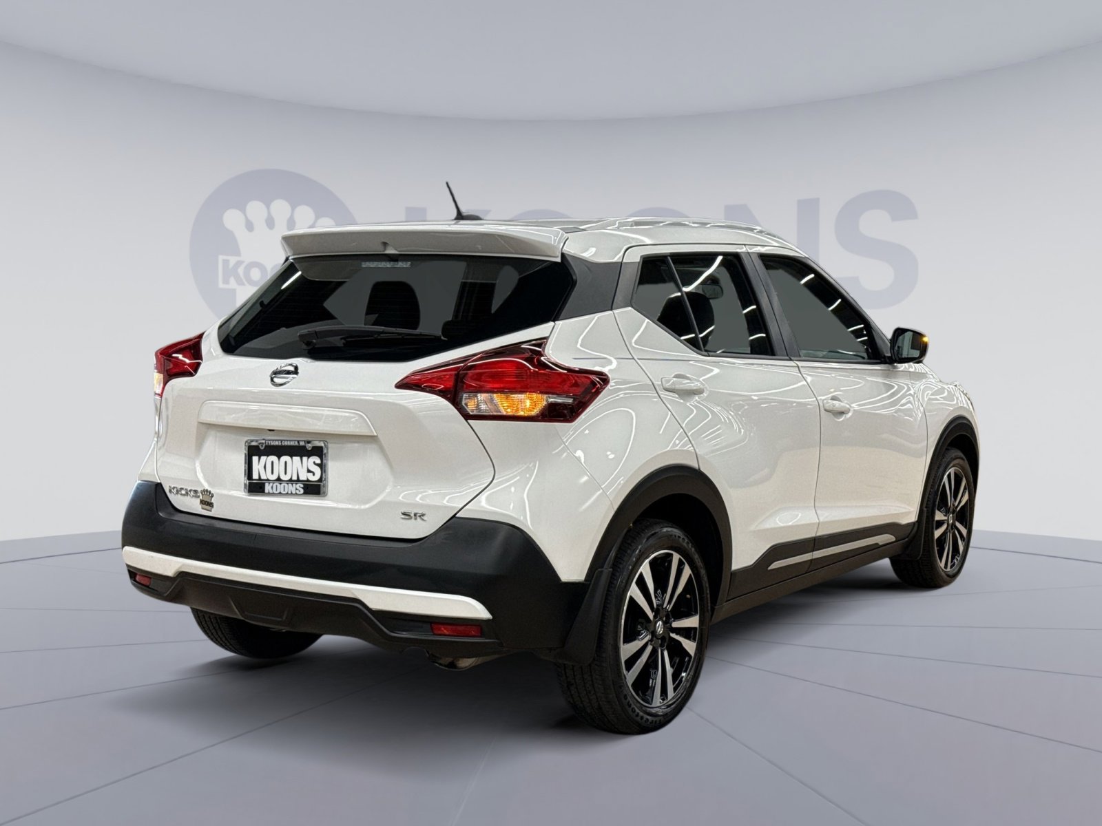 Used 2018 Nissan Kicks SR w/ Premium Package FWD image 11