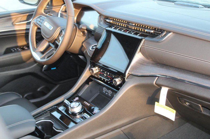 New 2023 Jeep Grand Cherokee Overland w/ Luxury Tech Group IV image 20