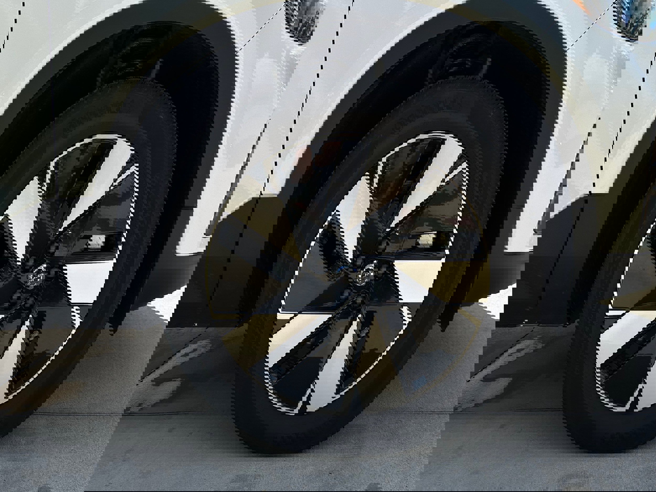 Used 2025 Volvo EX40 Core image 10