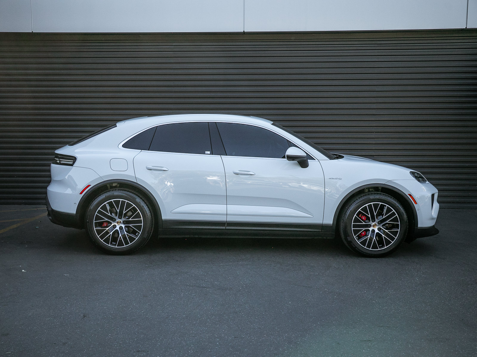 Certified 2025 Porsche Macan 4S Electric AWD/4WD image 8