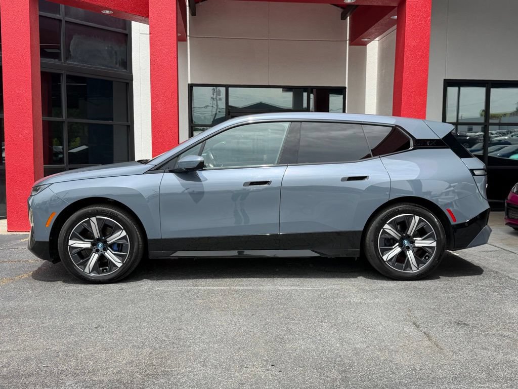 Used 2023 BMW iX xDrive50 w/ Sport Package AWD/4WD image 6