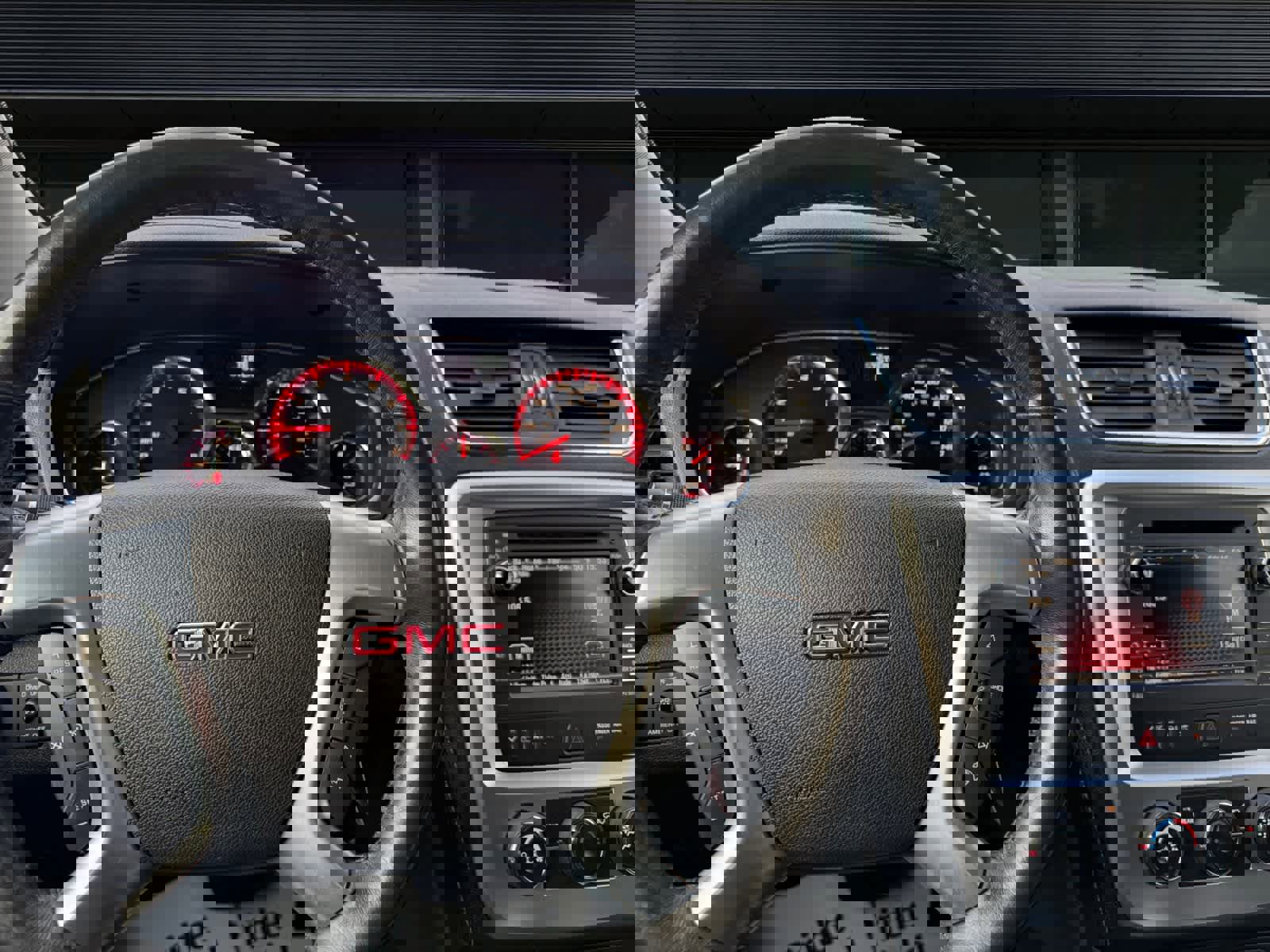 Used 2016 GMC Acadia SLE image 3