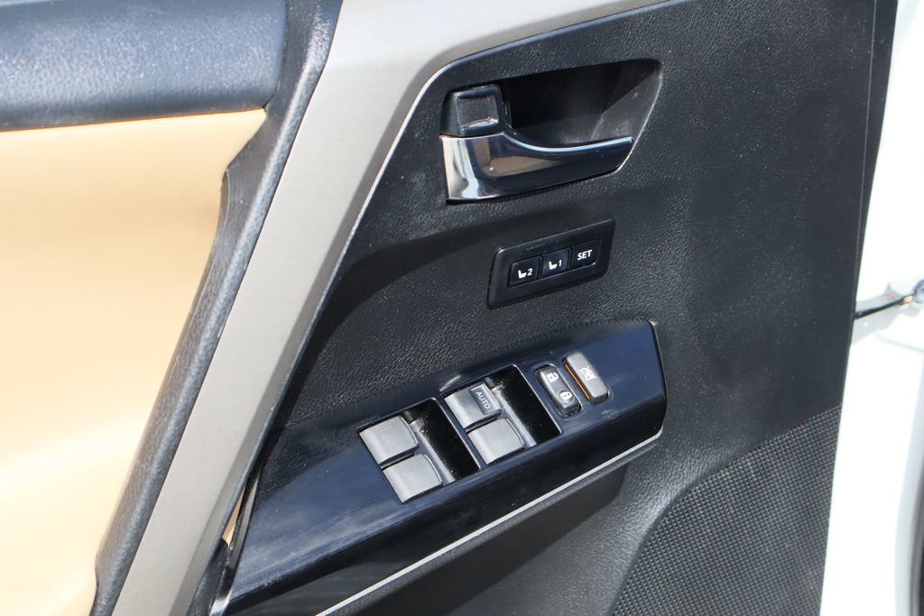 Used 2018 Toyota RAV4 Limited w/ Advanced Technology Package image 18