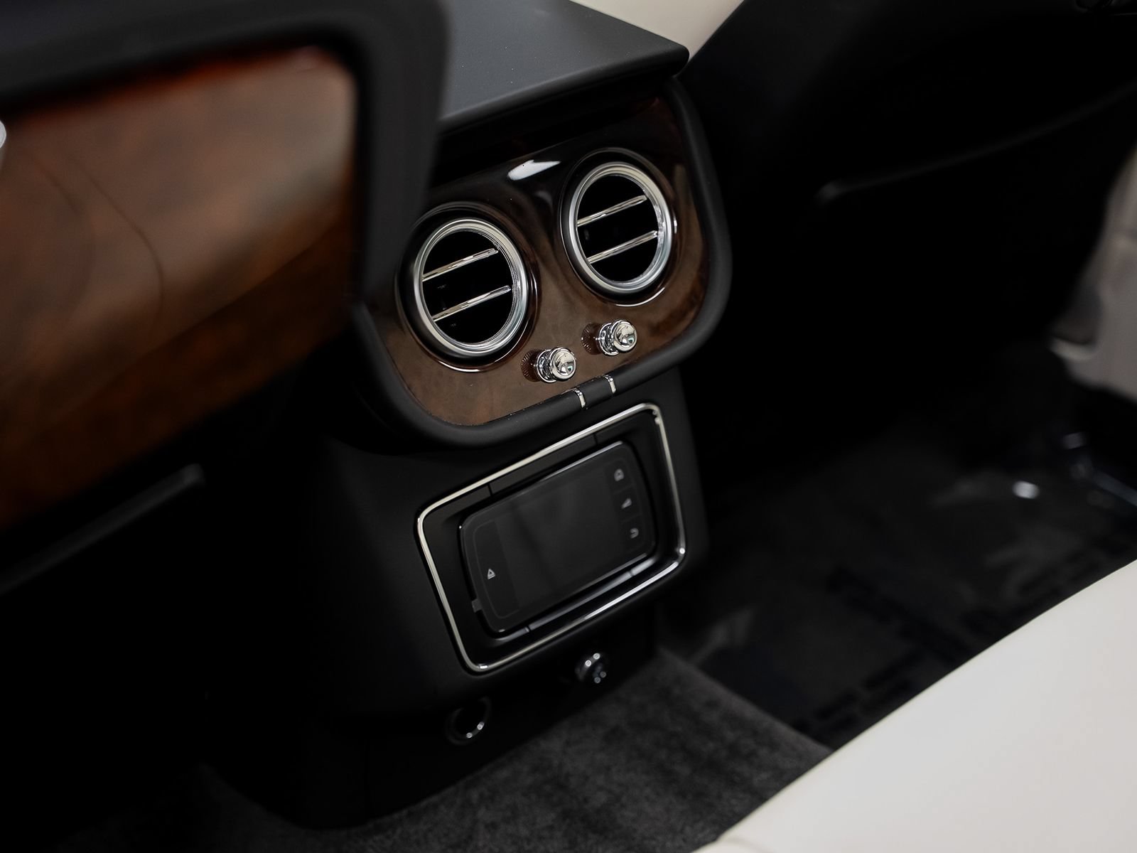 Used 2018 Bentley Bentayga AWD/4WD image 38