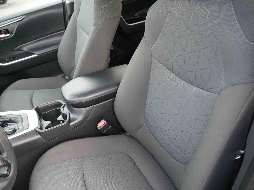 Used 2021 Toyota RAV4 XLE image 31