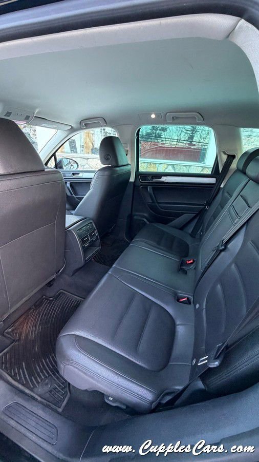 Used 2017 Volkswagen Touareg Sport AWD/4WD image 31