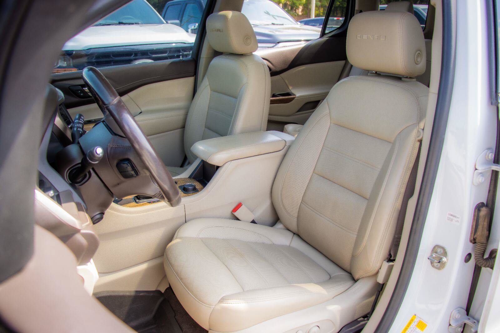 Used 2019 GMC Acadia Denali w/ Technology Package FWD image 6