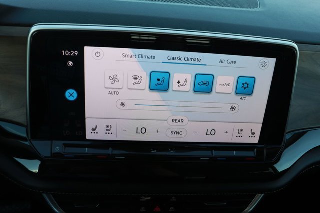 Used 2025 Volkswagen Atlas SE image 16