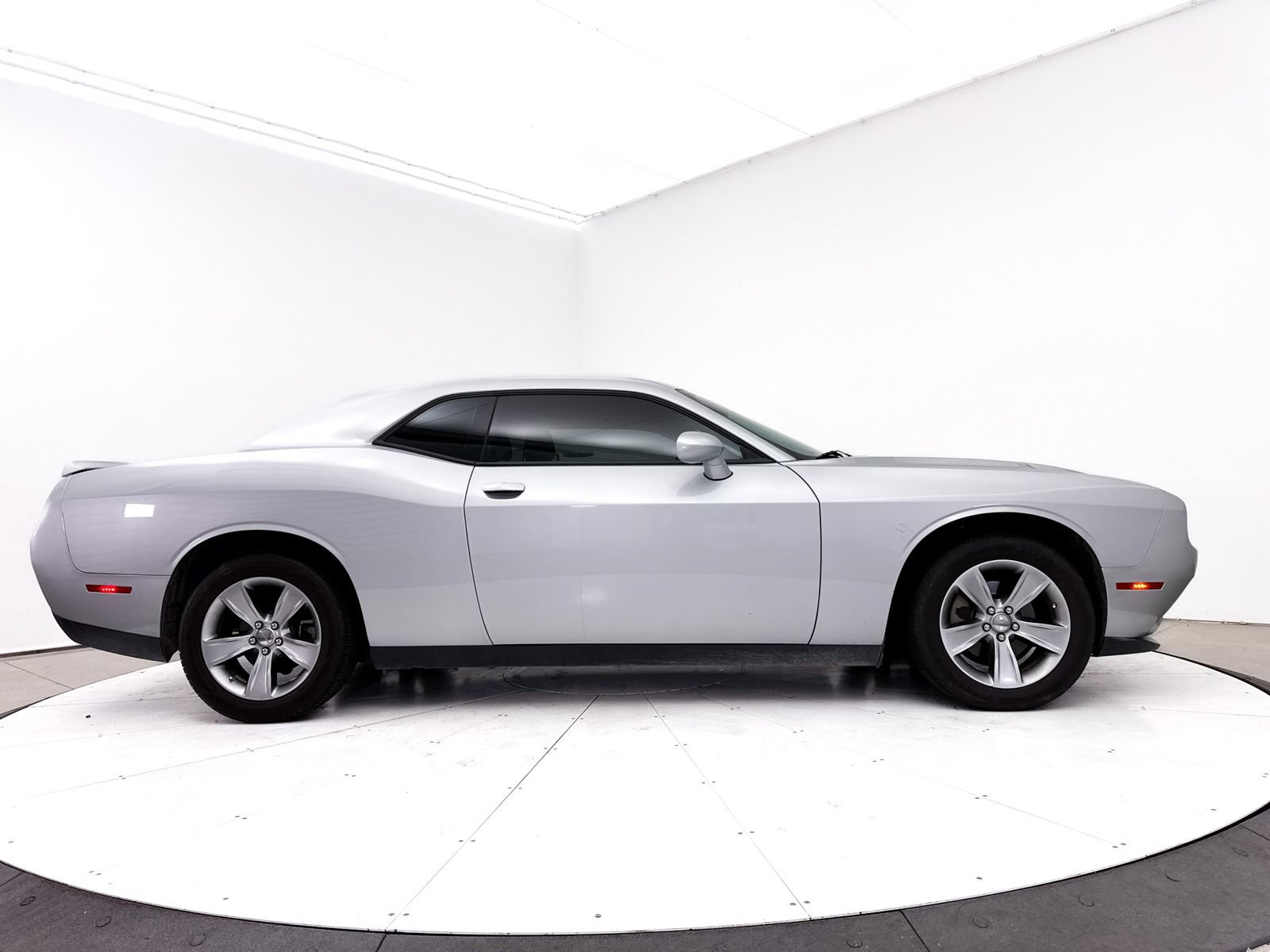 Used 2022 Dodge Challenger SXT RWD image 35