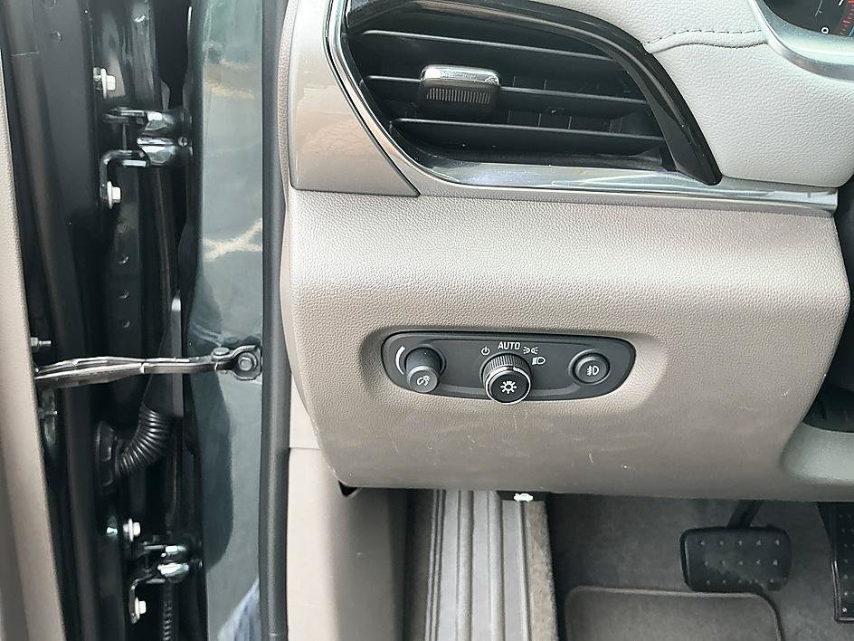 Used 2018 Chevrolet Traverse LT FWD image 13