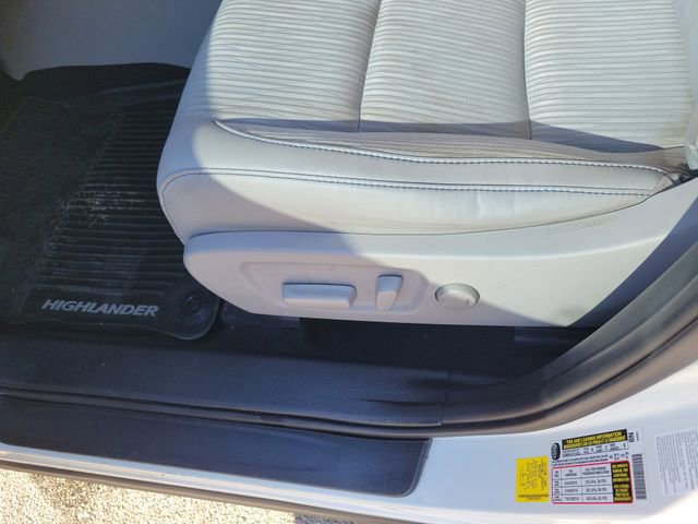 Used 2019 Toyota Highlander Plus AWD/4WD image 16