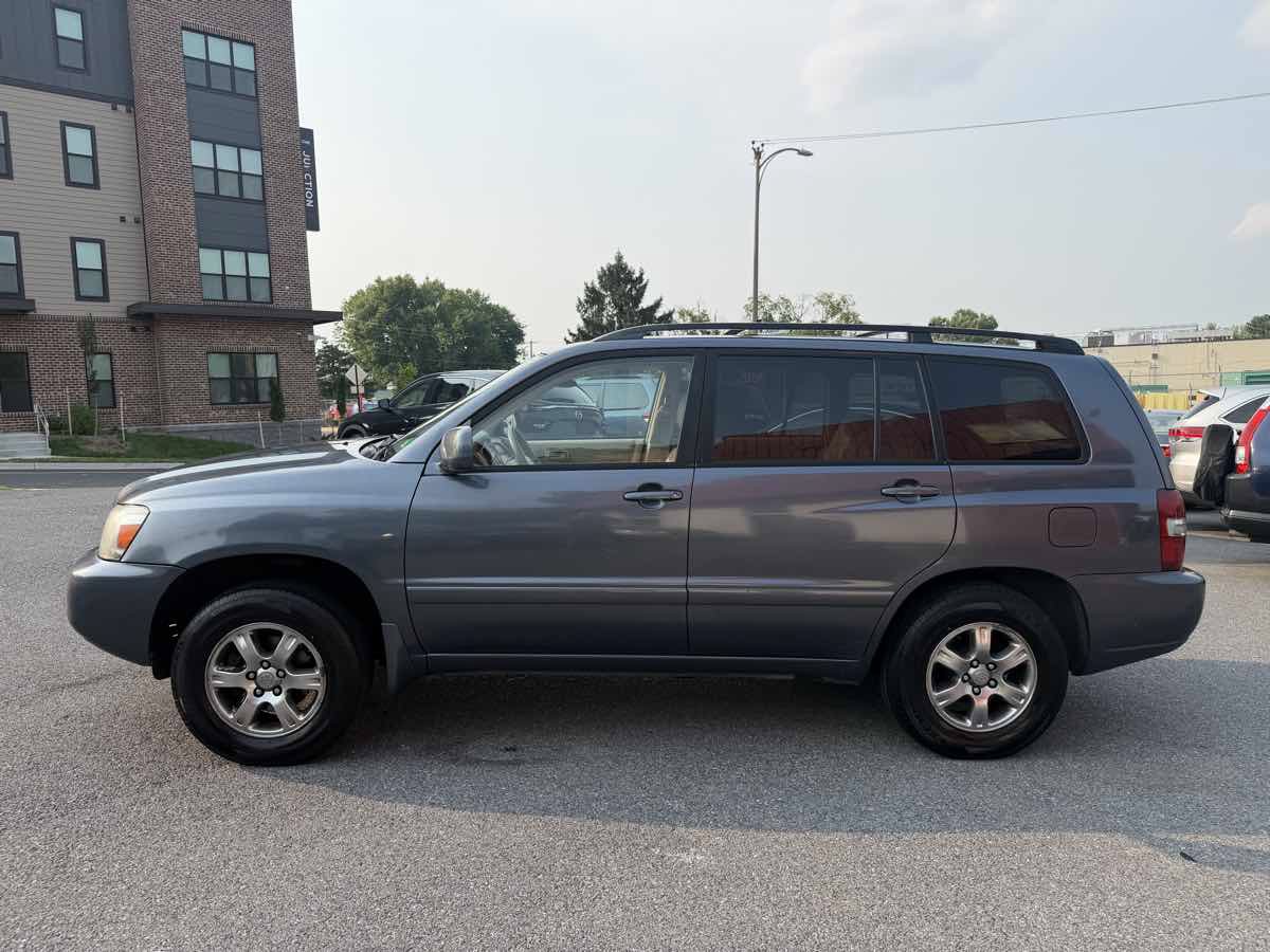 Used 2005 Toyota Highlander 2WD V6 w/ 3rd Row image 4