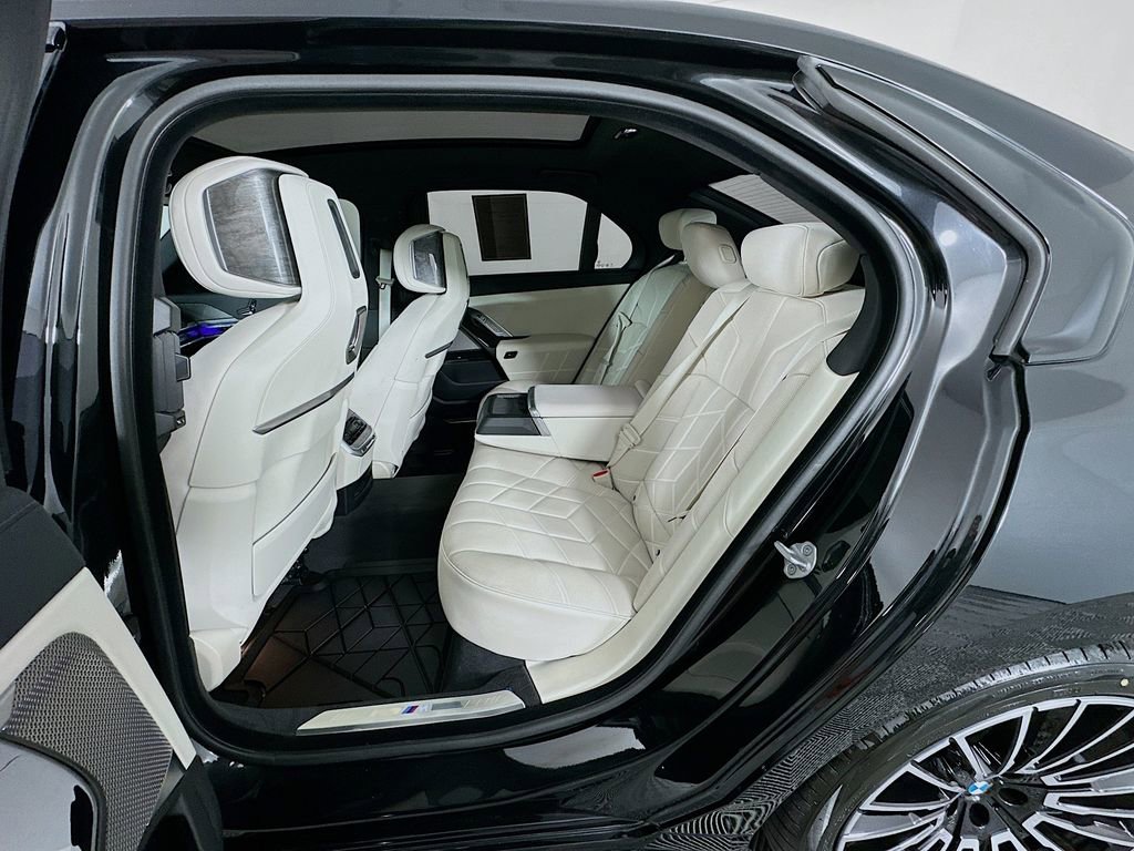 Used 2024 BMW 760i xDrive image 32