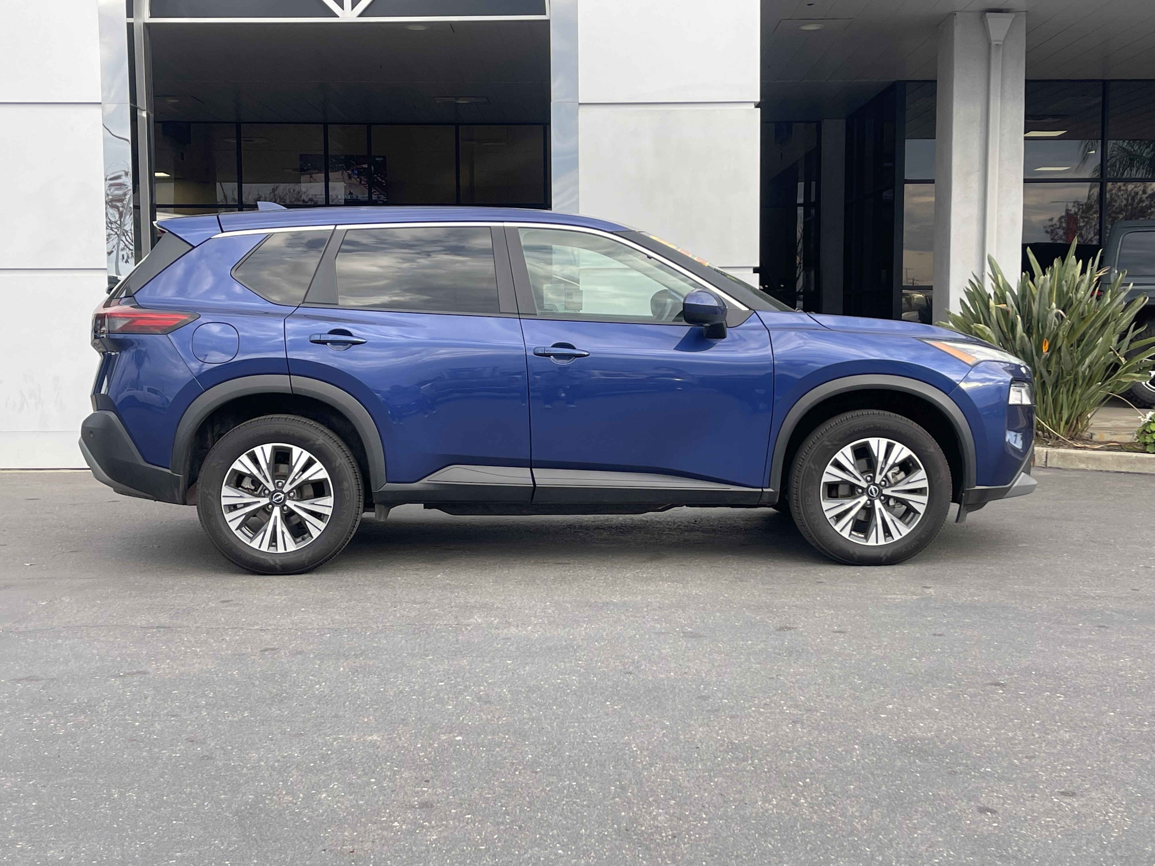 Used 2023 Nissan Rogue SV image 5