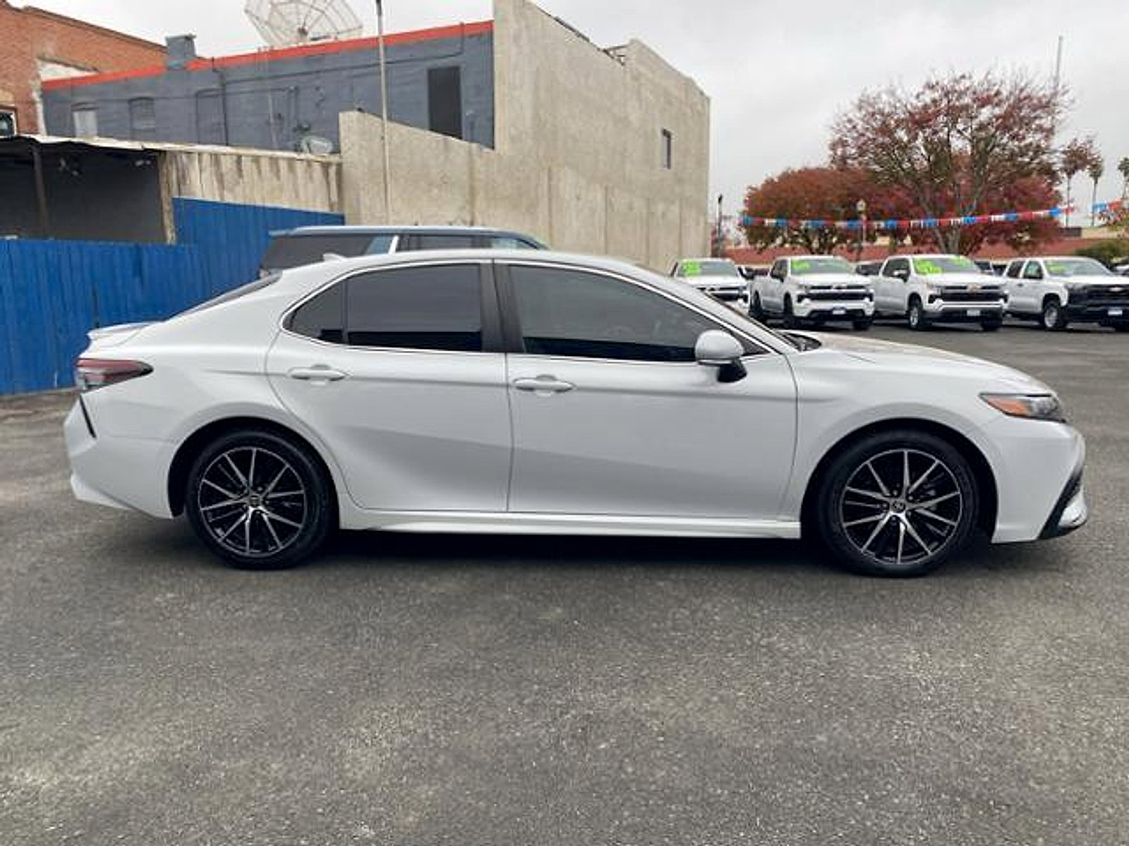 Used 2023 Toyota Camry SE FWD image 3
