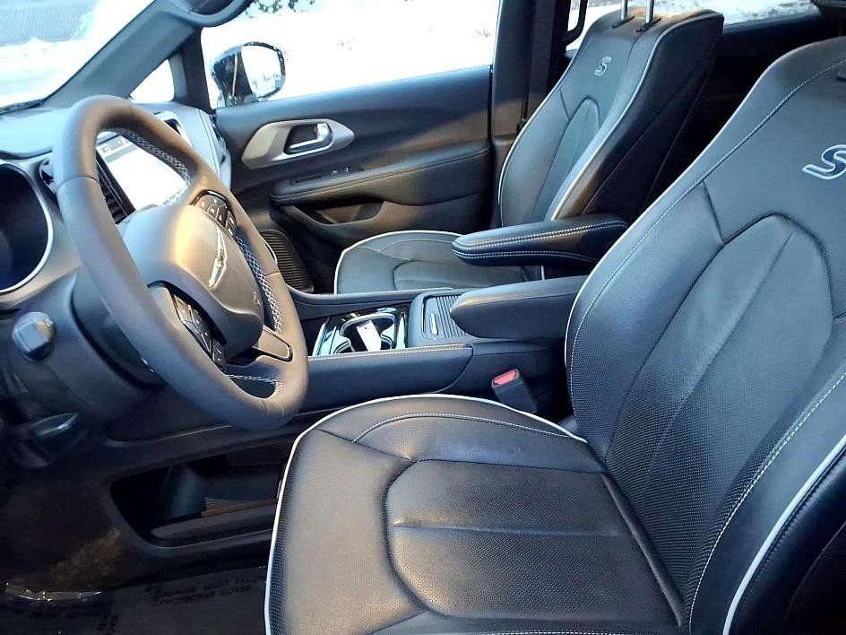 Used 2023 Chrysler Pacifica Limited w/ Uconnect Theater Family Group image 15
