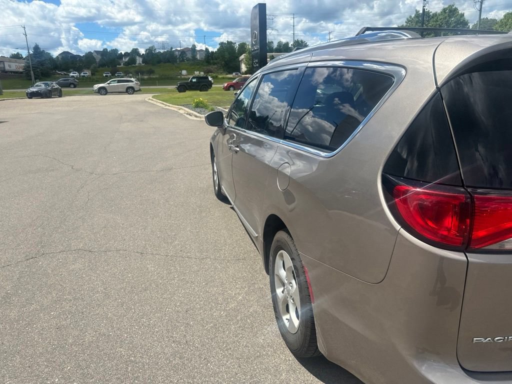 Used 2017 Chrysler Pacifica Touring-L Plus FWD image 11