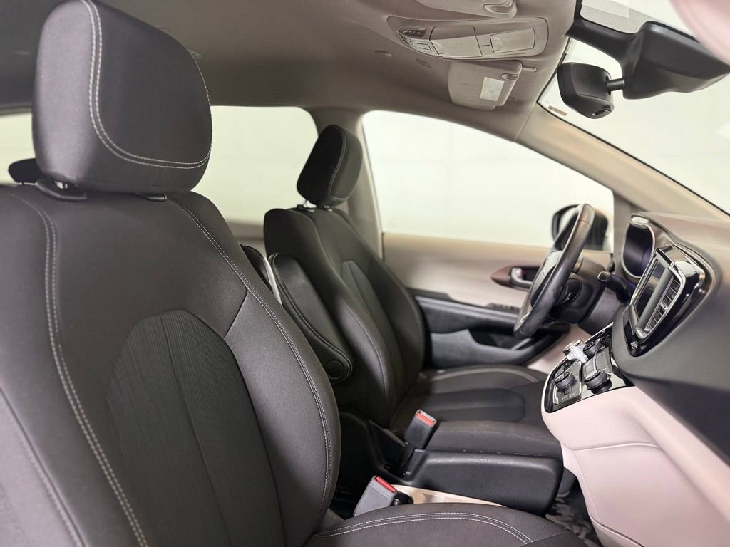 Used 2023 Chrysler Voyager LX image 25