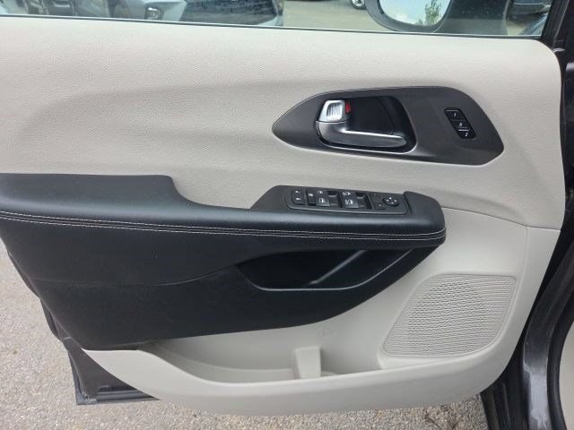 Used 2023 Chrysler Pacifica Touring-L FWD image 11