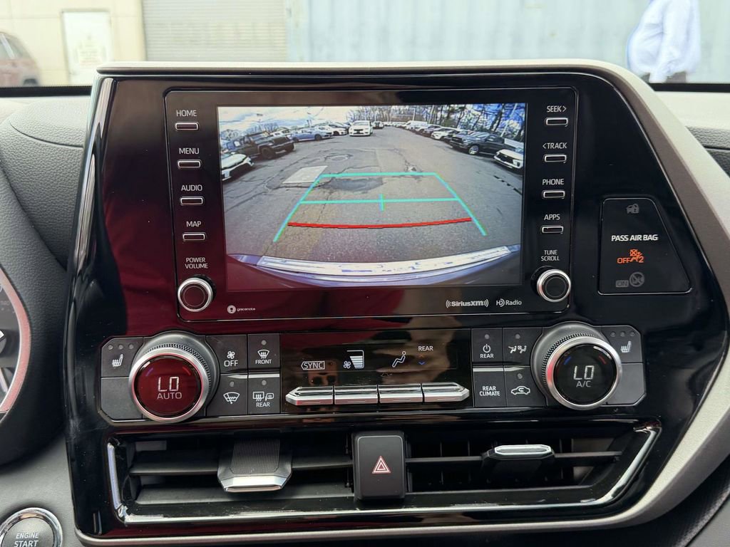 Used 2022 Toyota Highlander XLE AWD/4WD image 33