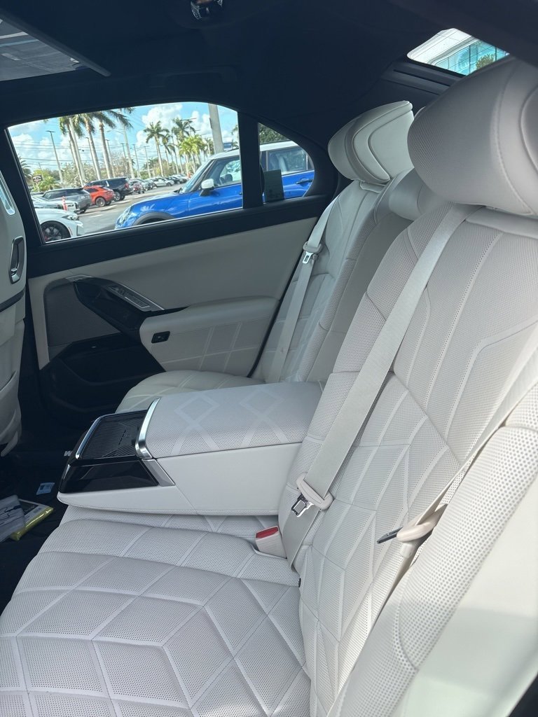 Used 2024 BMW i7 xDrive60 w/ Executive Package image 5