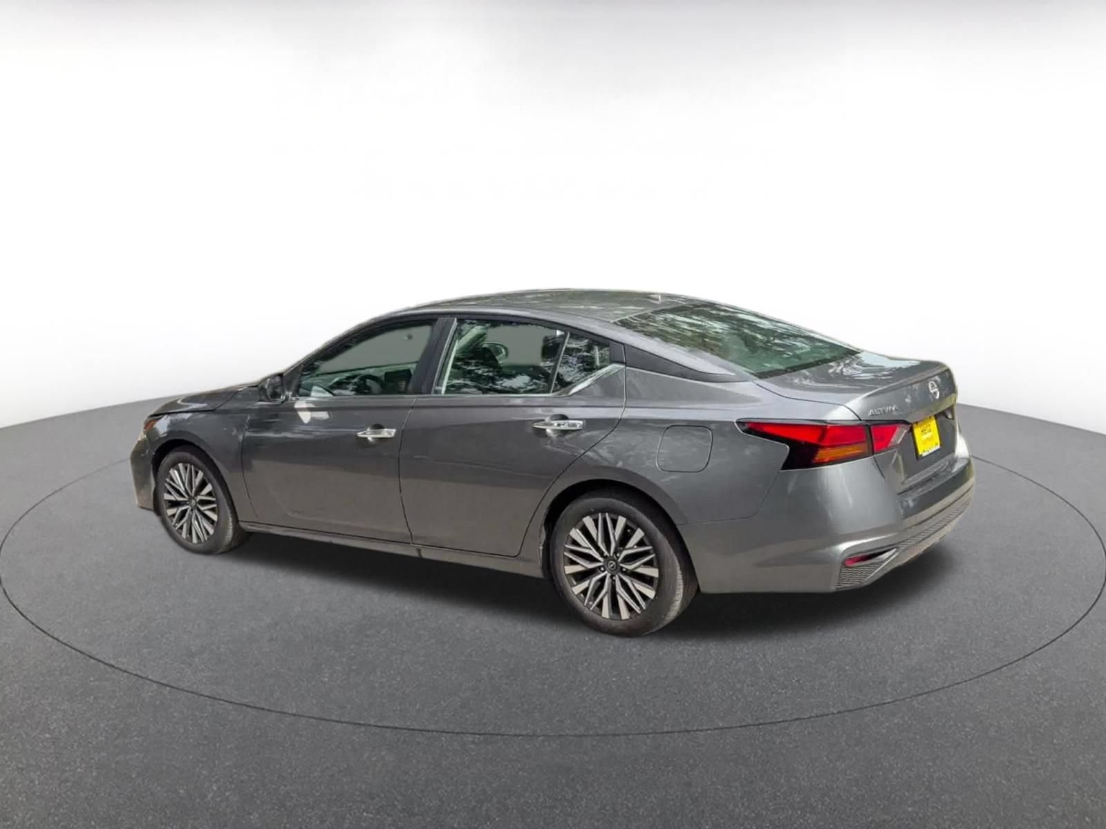 Used 2025 Nissan Altima 2.5 SV FWD image 9