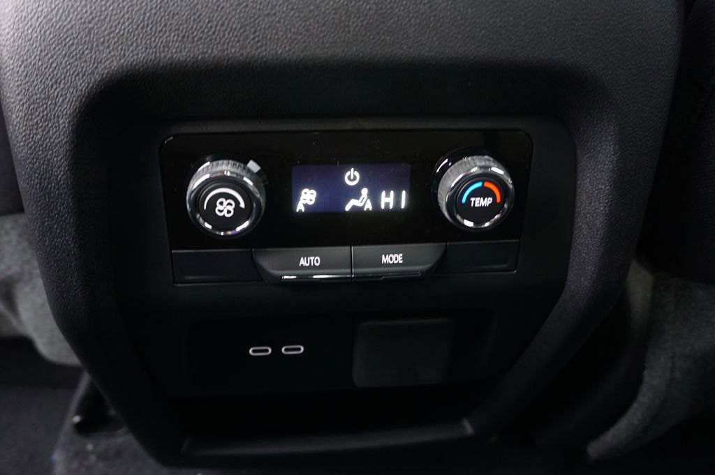 Used 2025 Chevrolet Traverse LT w/ Driver Confidence Package FWD image 27